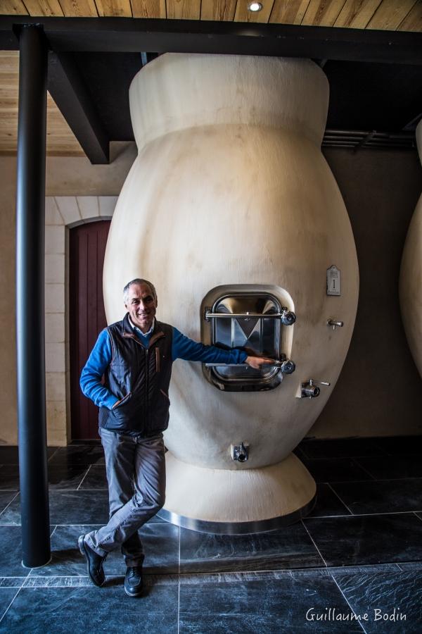 Devant l'une des création 100% Château, réalisé avec la marne des fondations de la cave qui donne cette magnifique couleur. – Jean-Michel COMME à Chateau Pontet-Canet.