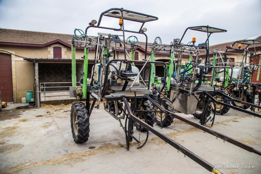 Nouveaux outils créés par les mécaniciens du domaine pour les traitements bio et biodynamique uniquement grâce à la traction animale. La différence entre un tracteur habituel qui met une pression de 2000 grammes au centimètre carré, ces engins engendre une pression autour de 500 grammes au centimètre carré soit 4 fois moins ! – à Chateau Pontet-Canet.