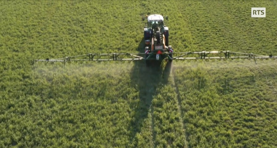 Tracteur pulvérisant des pesticides