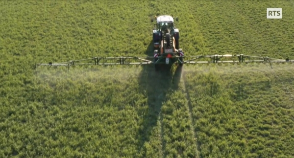Tracteur épendant des pesticides