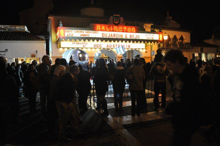 L'Arlington Theatre se remplit alors que tout le monde attend Jean Dujardin et Bérénice Béjo