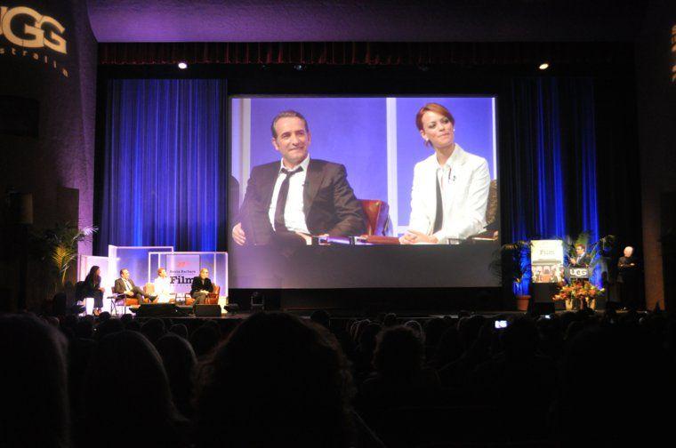 Remise du Cinéma Vanguard Award par Michel Hazanavicius (réalisateur de "The Artist") à Bérénice Béjo et Jean Dujardin...