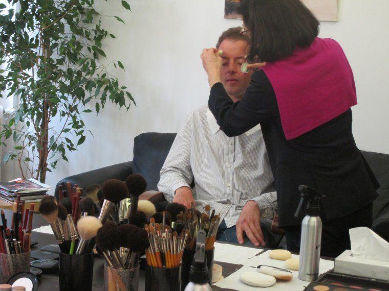 Guillaume Bodin en plein maquillage chez France 3 Aquitaine à Bordeaux