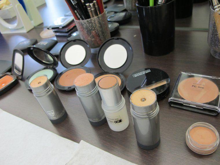 Pot de maquillage dans la salle de maquillage de France 3 Aquitaine à Bordeaux