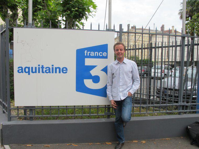 Guillaume Bodin devant l'entrée de France 3 Aquitaine