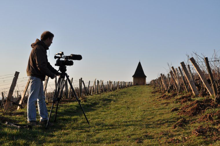 Guillaume Bodin filming in Domaine de la Soufrandière's climat “Les Quarts”, in the Pouilly-Vinzelles AOC. 