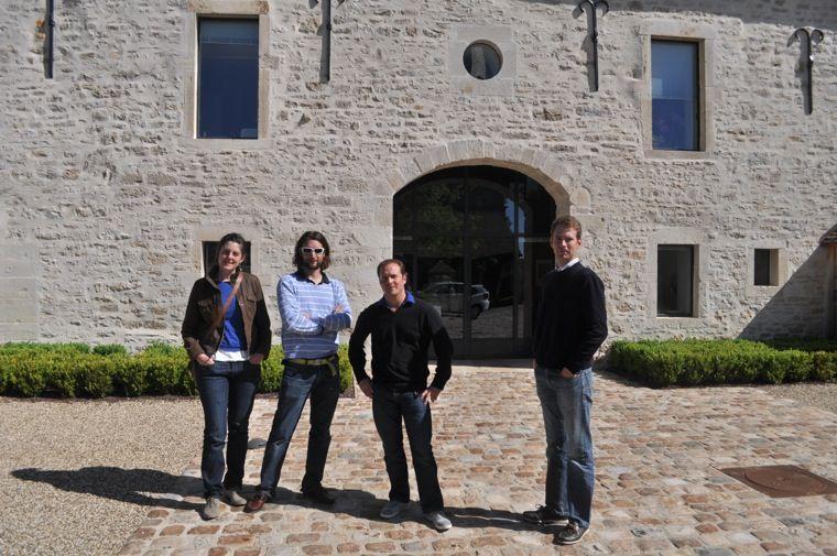 Dans la cour du Domaine de la Romanée-Conti